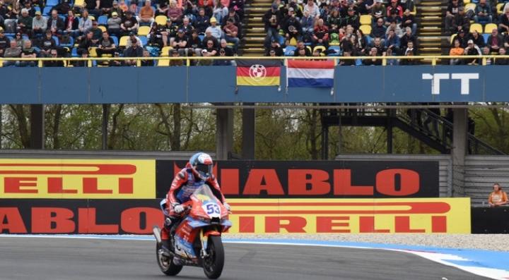 看完张雪机车荷兰站第二回合的比赛，真心觉得有点意难平。车手德比斯从第10位发车，