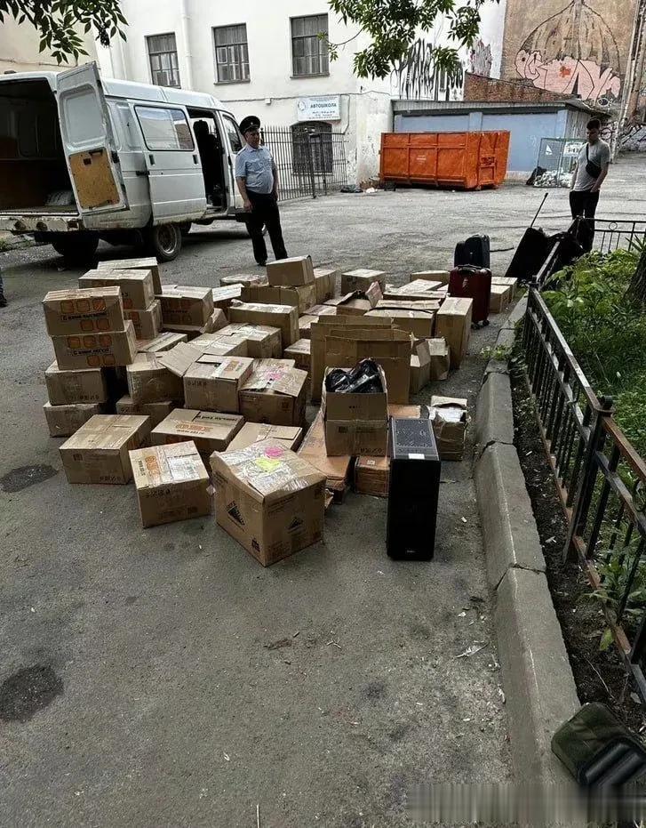 据俄媒最新消息，在圣彼得堡普里戈任办公室的后院内，民警搜到了一堆堆含有总计40亿
