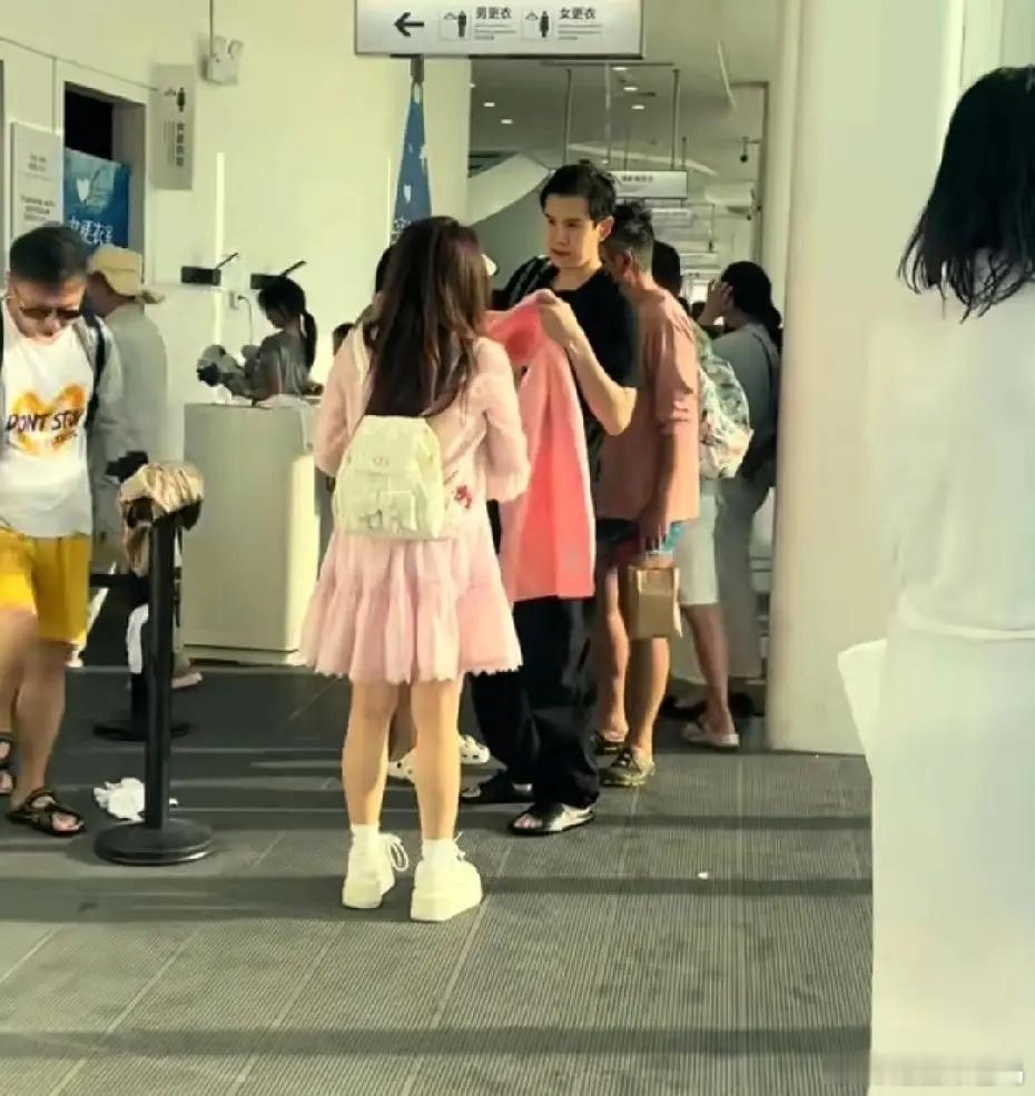 有网友在三亚偶遇经超小李琳一家，王志飞也在，这是两家一起约着旅行过年吗！不得不说