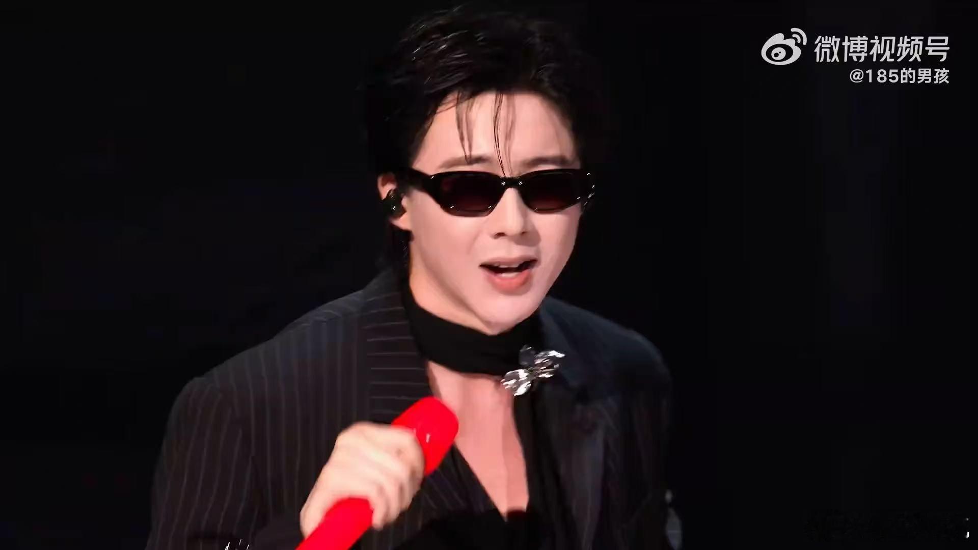 伟大不都来自平庸，时间一页一页飞我就一步一步追，这些歌词在灯牌上连成诗，观众跟着