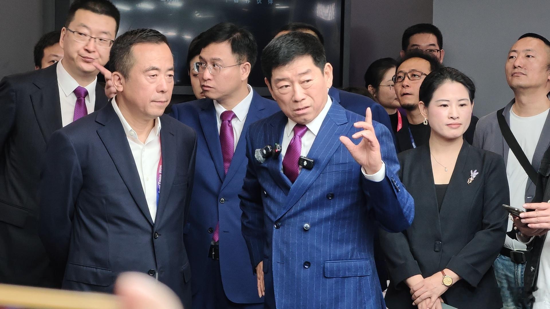 震耳欲聋，掷地有声，方为长城！早起的鸟儿有食吃，车展去的早，在长城展台看到正在给