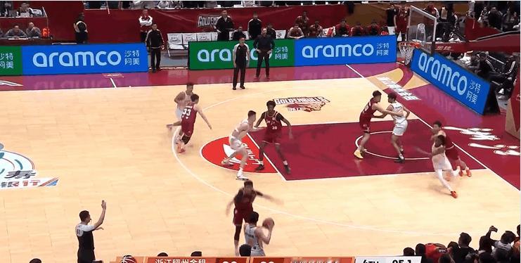 绝杀反绝杀上演，浙江约克三分帮助球队90-89领先深圳，史密斯压哨三分反绝杀深圳