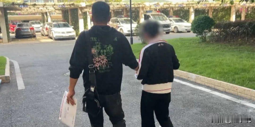 上海，一男子跟女友分手后，跟他人组建家庭，没曾想12年后，男子却突然女儿起诉，要