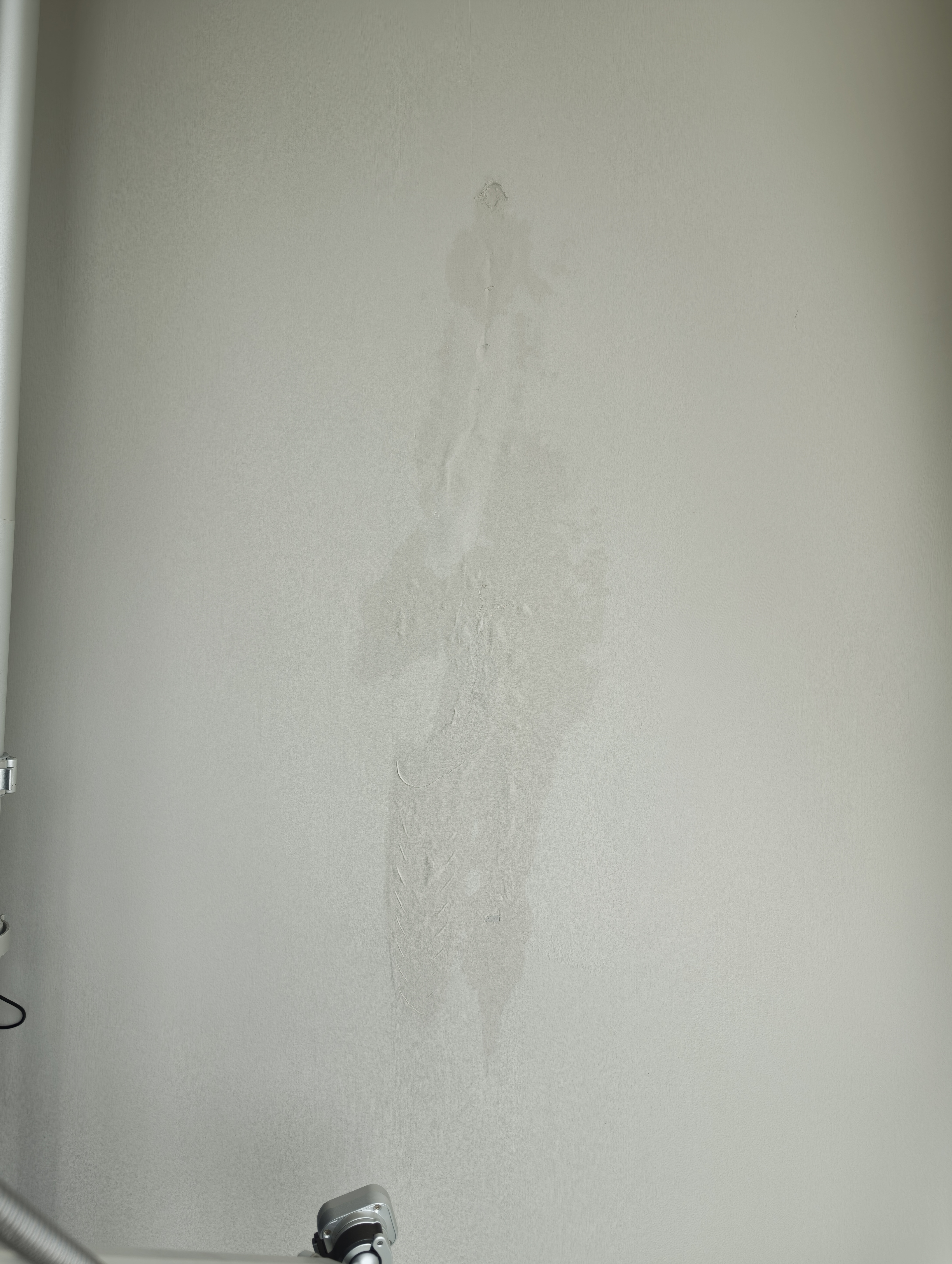 唉，无语啊，刚装修半年的房子这个空调排水管漏水了，当时做了隐藏，接口处没接好