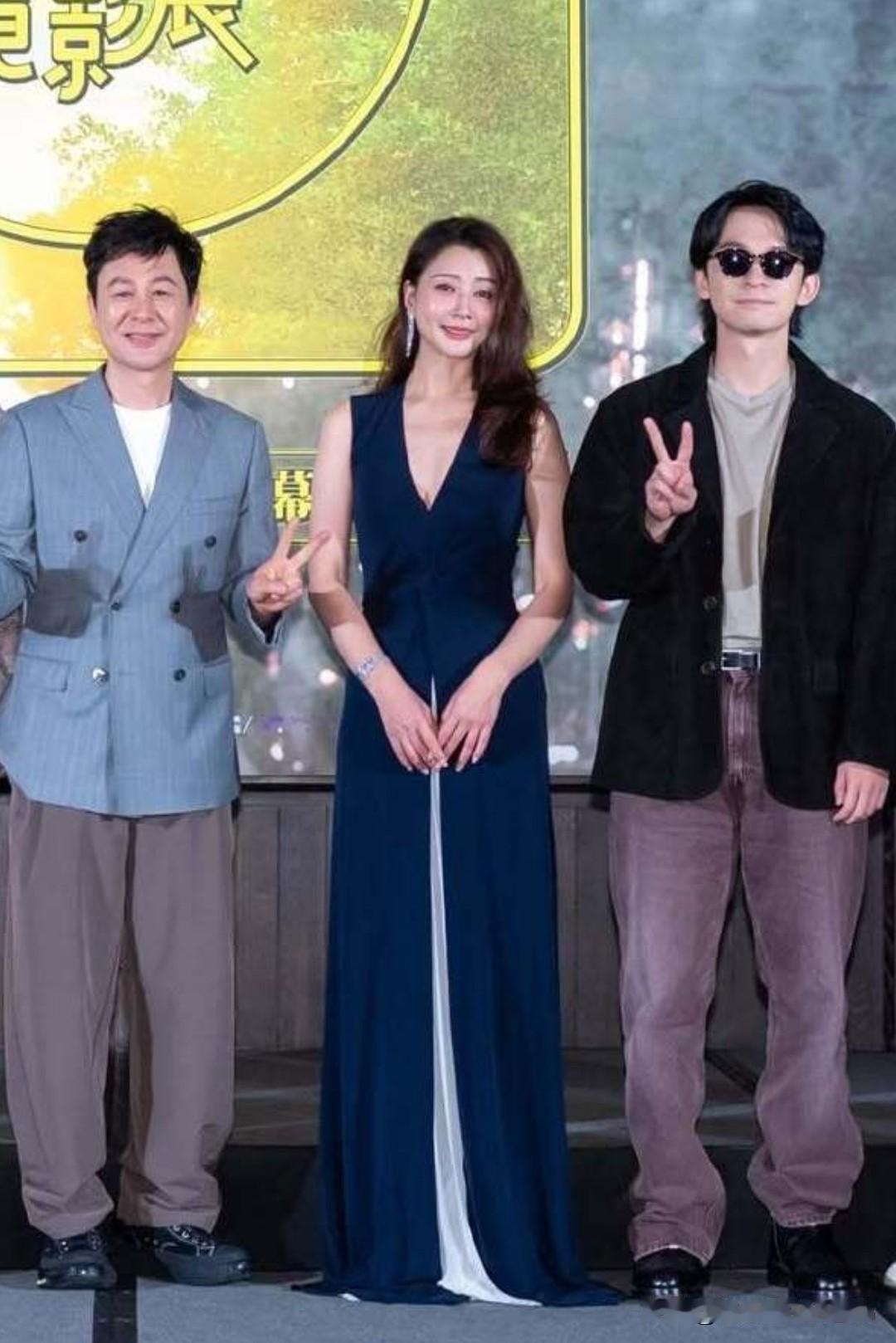 殷桃藏蓝长裙状态封神！和张颂文、董子健同台，全场焦点直接焊死在她身上

第17届