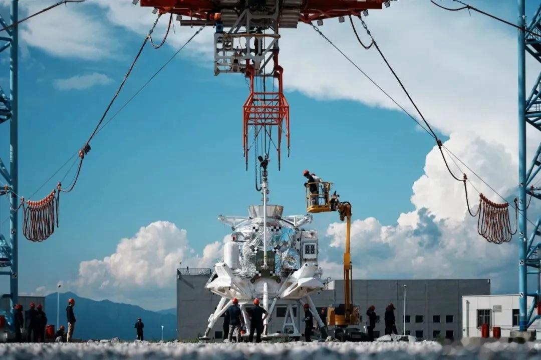 模拟了月面揽月测试的地面，采用碎石铺面，简单模拟了一下月面环境，坑坑洼洼，和大大
