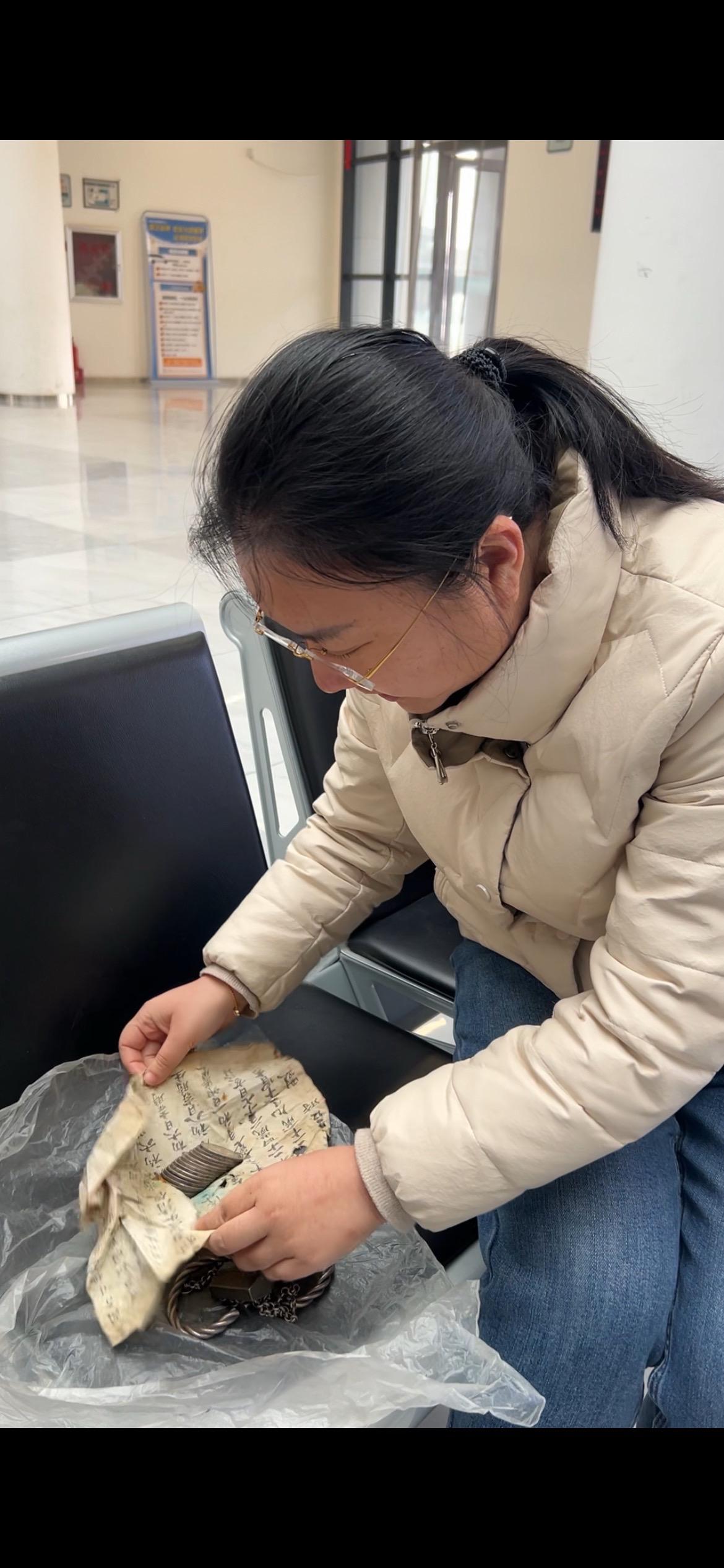今天在运城的收获：东西虽然不多，但是大地真的很开心，粉丝姐姐把家传的这块儿包银元
