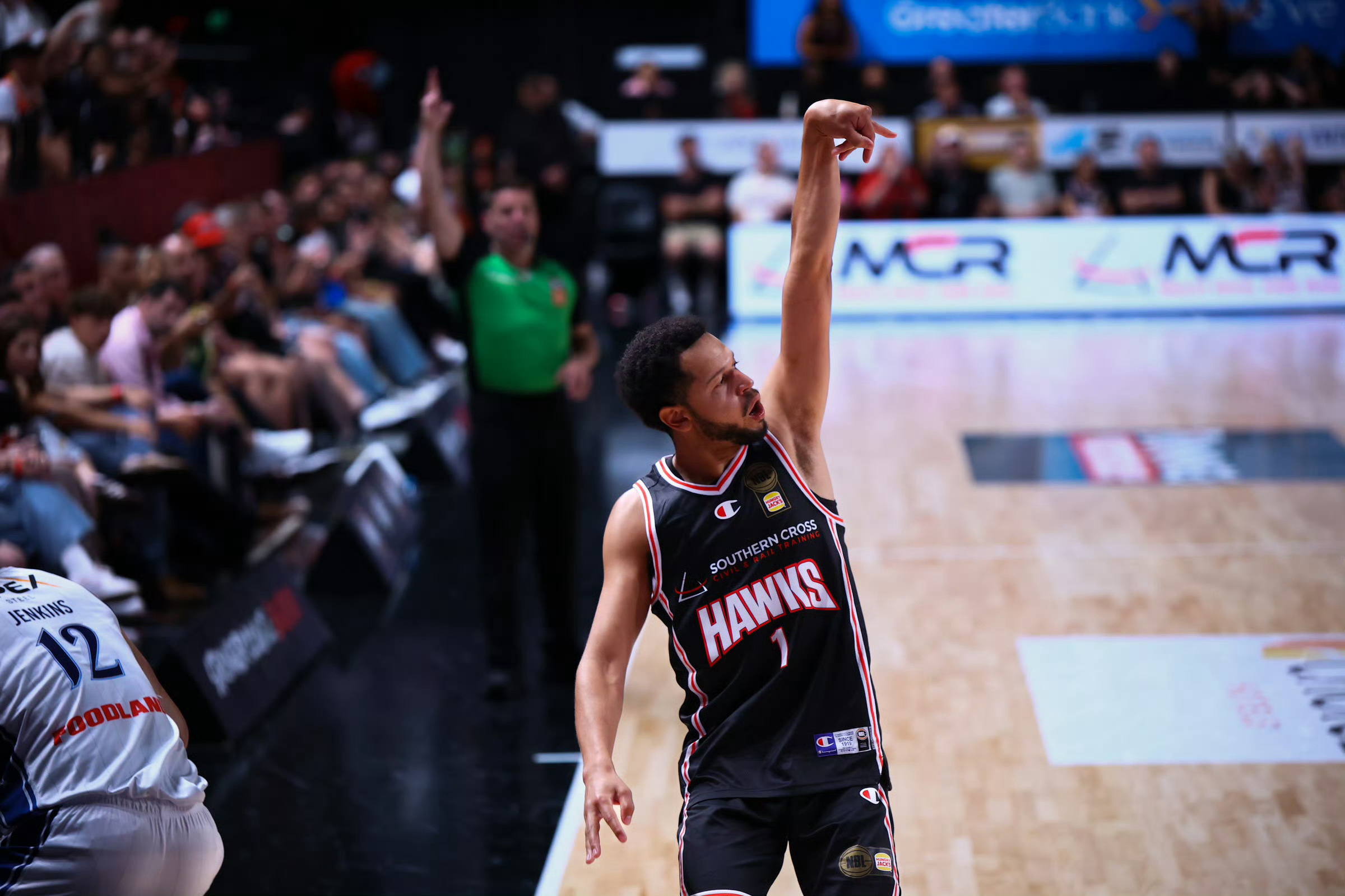 麦基加盟北京男篮 NBL老鹰队的得分榜前三都来CBA了：麦基（19.9）👉北京