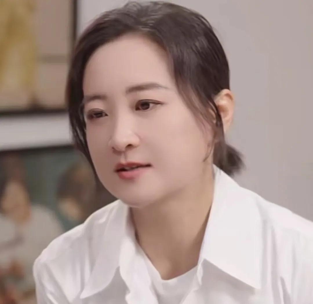 瘦下来的贾玲真美
身穿白衬衫的她
配上低马尾的发型
真的非常好看

她说
我胖我