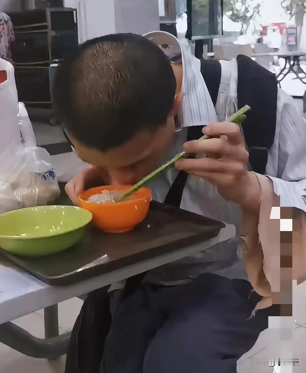 韦东奕同事出来说话了，终于明白他为什么不吃肉了，原因听了让人想哭。

原来，韦神