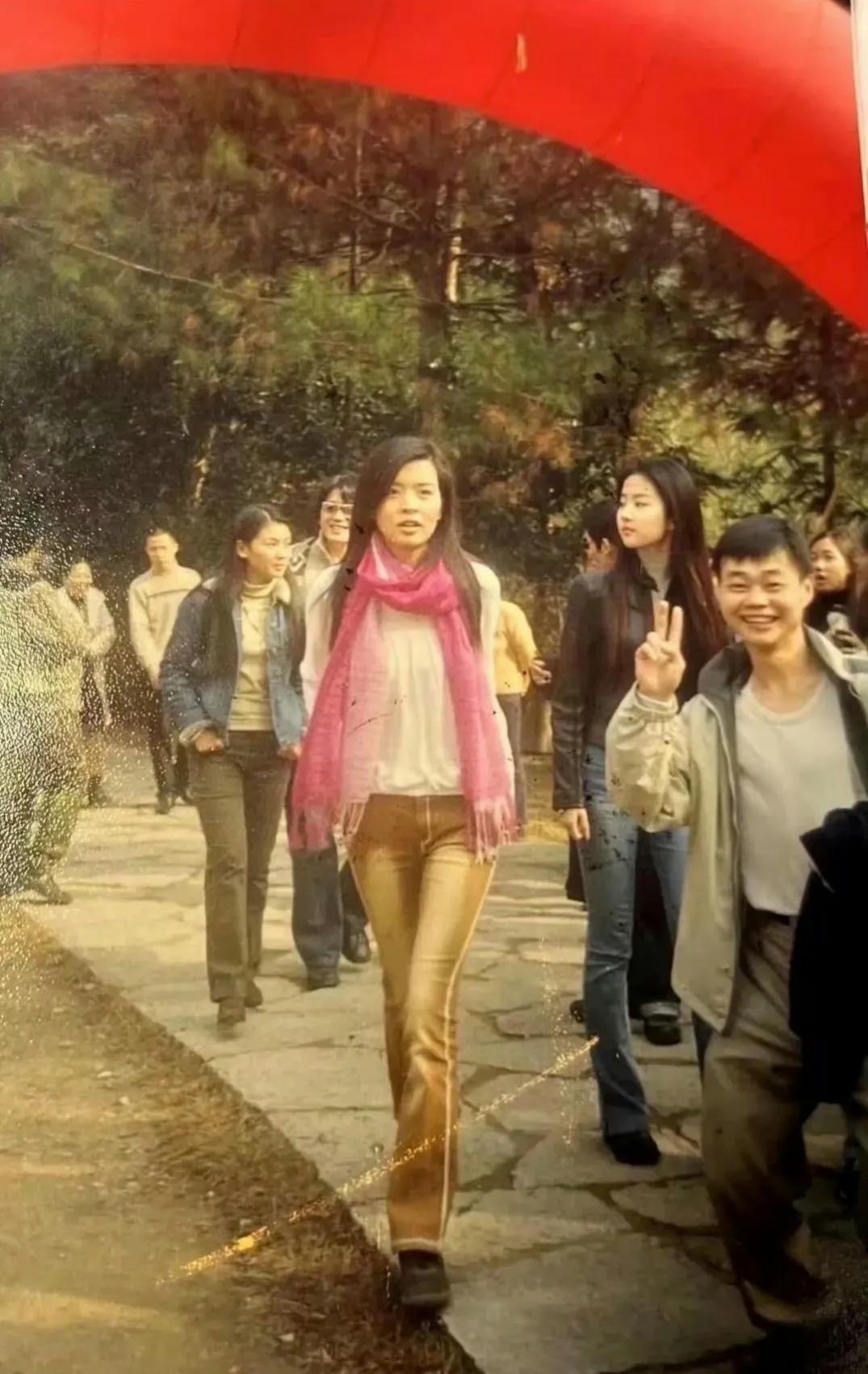 虽然前面的女孩也很高挑美丽，但是大家肯定一眼就看到后面黑色衣服的女孩了。因为都太