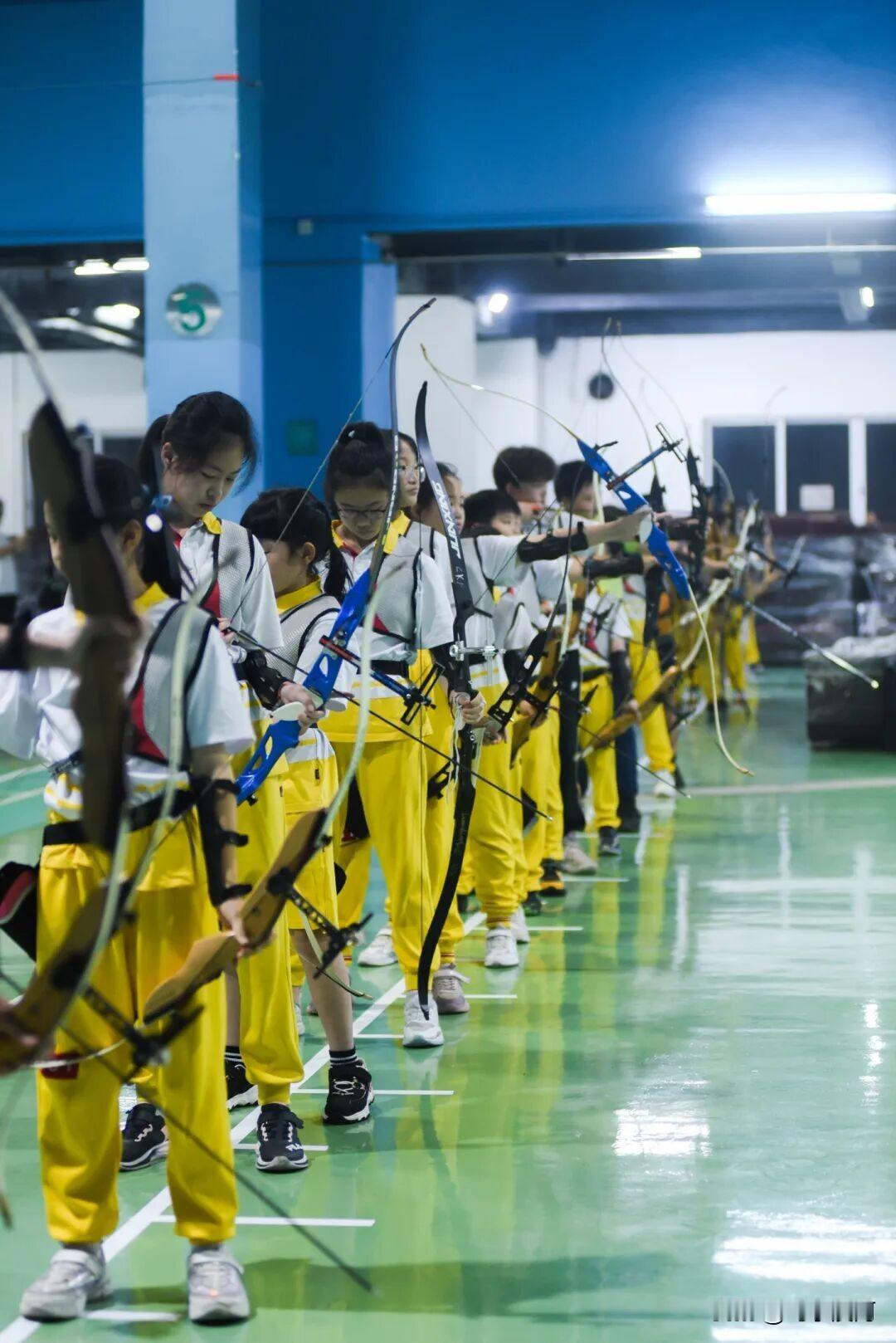 分享我这周有趣的事：我家孙女参加了射箭队。