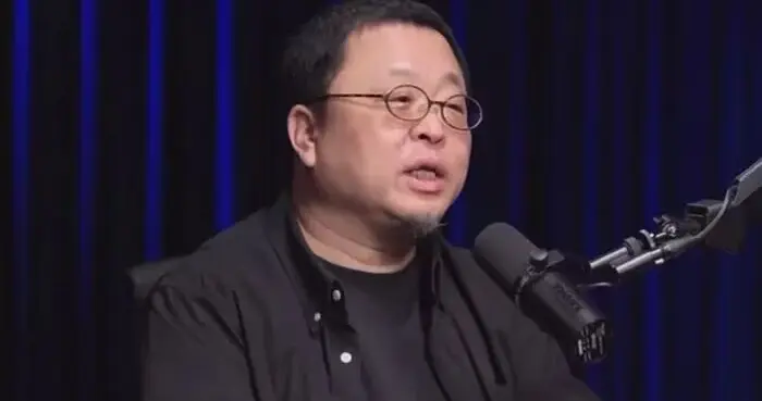 导演王晶回应1995年被打：6个人蹲了他3天，面部中拳流血；《赌神2》中邱淑贞戏份疑为导火索，镜头太