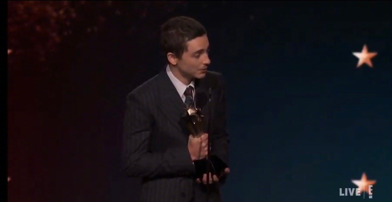 甜茶颁奖礼现场感谢女友凯莉·詹娜。提摩西·查拉梅凭借《至尊马蒂》获得评论家选择奖