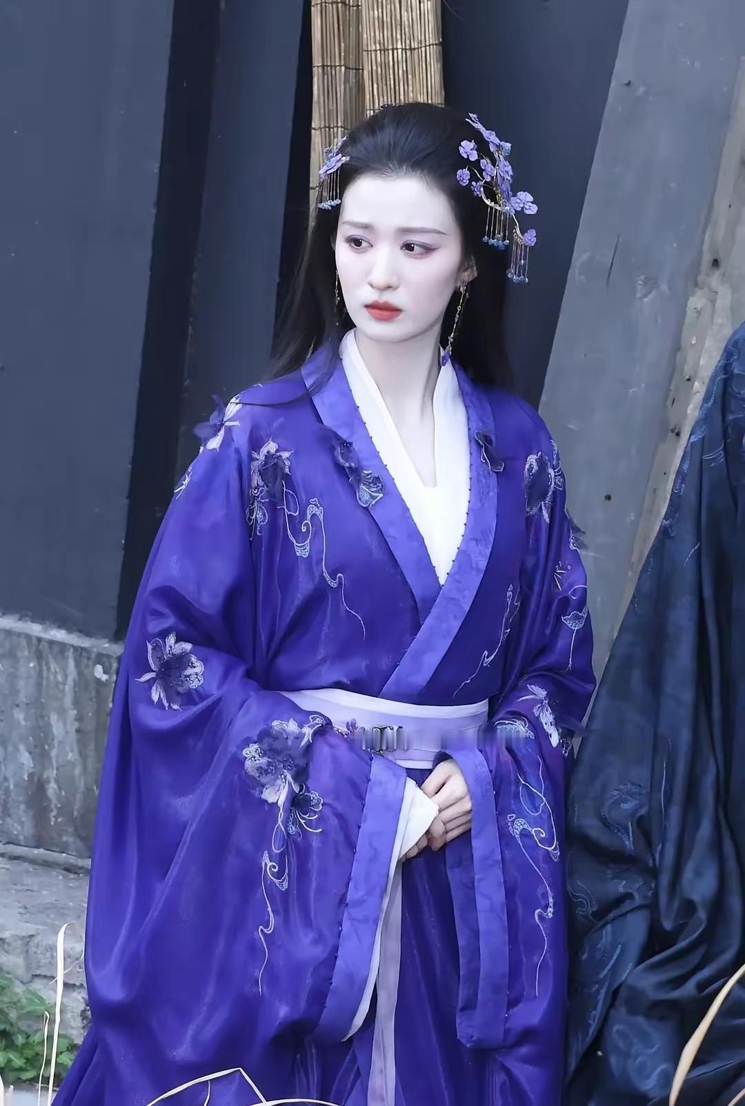 王楚然像30多岁的，因为骨架大，不过也挺好的，等她40~50岁，也不会显老的
我