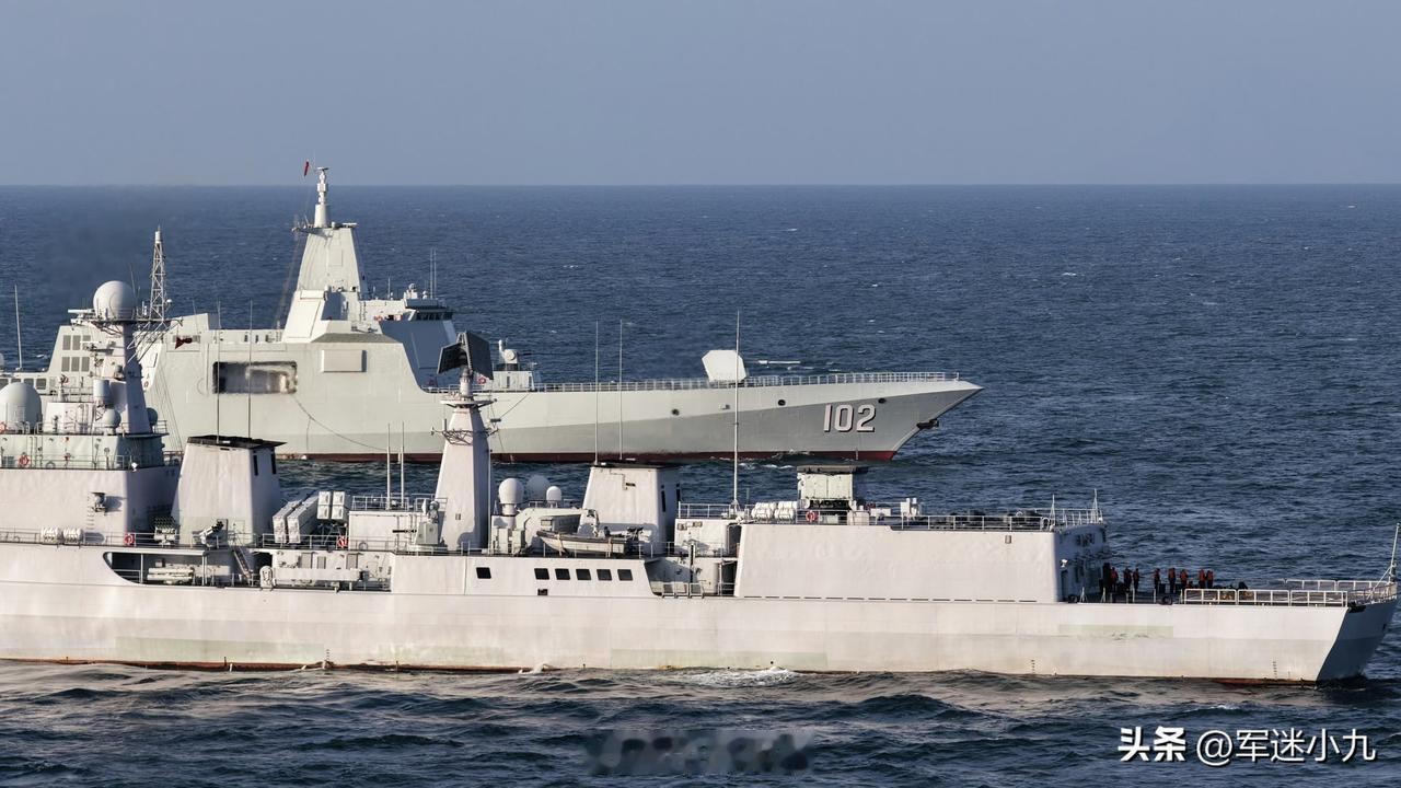 新老“驱逐舰”同框！055万吨大驱遇上20年前的116舰，这画面太震撼，也太有时