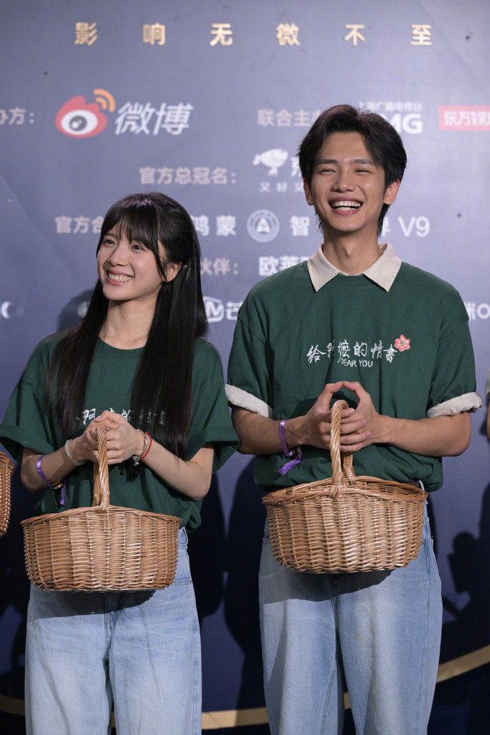 李思潼王彦桐找喵娲娲合影 李思潼王彦桐在微博电影之夜找喵娲娲合影啦，男帅女美喵也