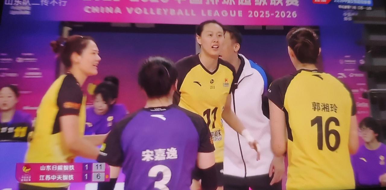今天江苏女排被山东女排打惨了！第三局比赛山东女排居然13-8大比分领先江苏女排！