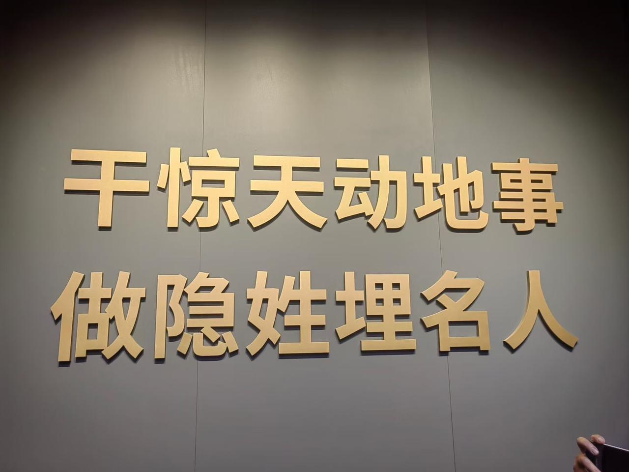 痛心！杨振宁院士离世前细节曝光，百岁摔跤成健康转折点，翁帆悉心照料引泪目

突发