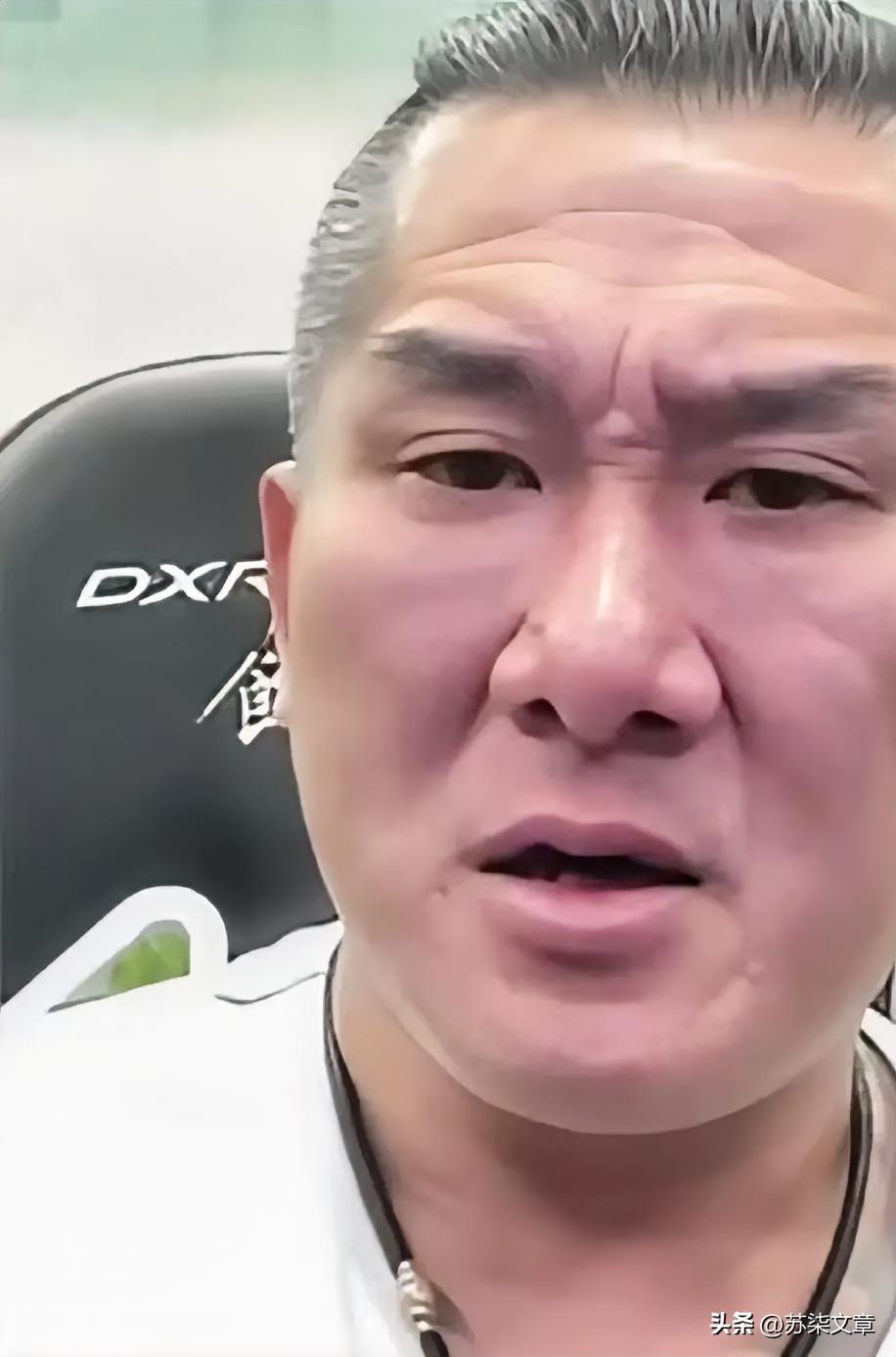馆长直播泣不成声哭了
 
馆长这次来大陆，他说，现在最让我感动的是，不是因为他大