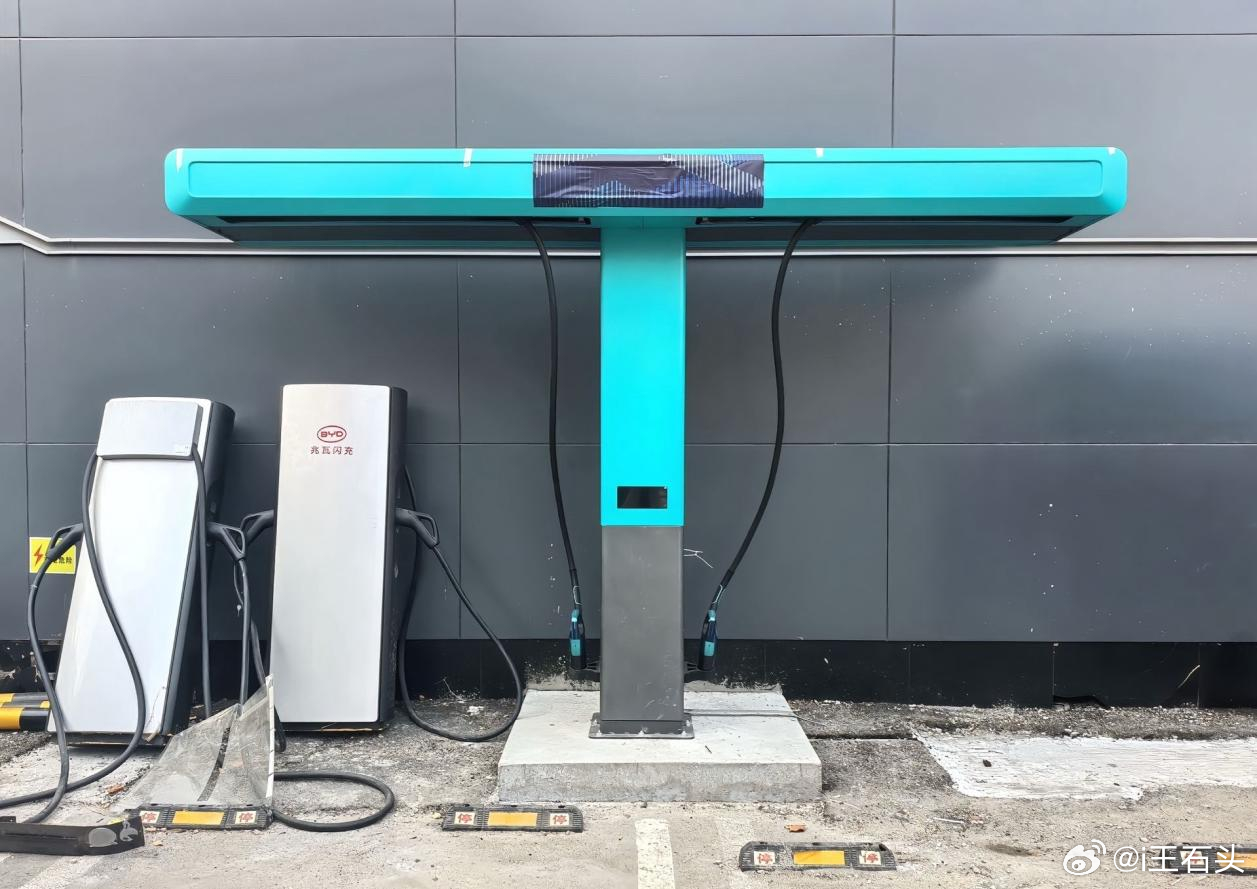 比亚迪兆瓦闪充2.0，单枪峰值功率1500kW，5分钟补能400km+，今年预计