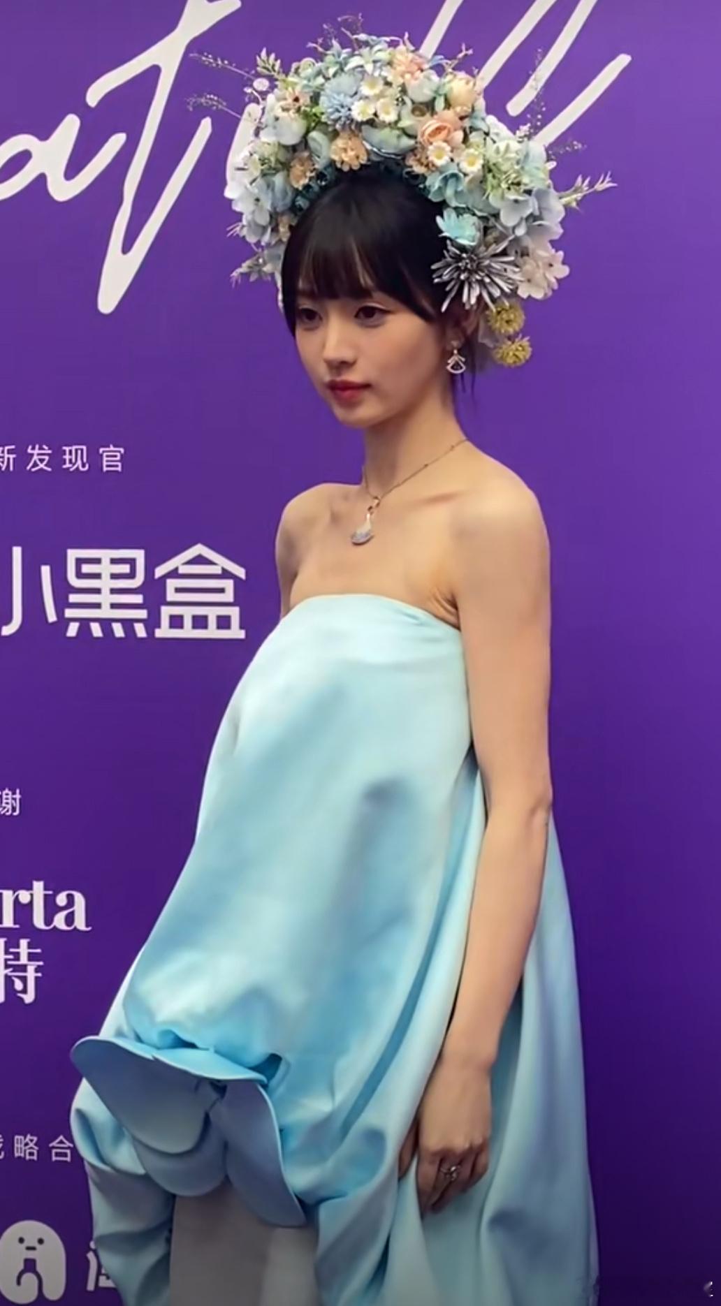 #田曦薇簪花少女# 内娱女星，越来越多给人一种营养不良的感觉。 ​​​