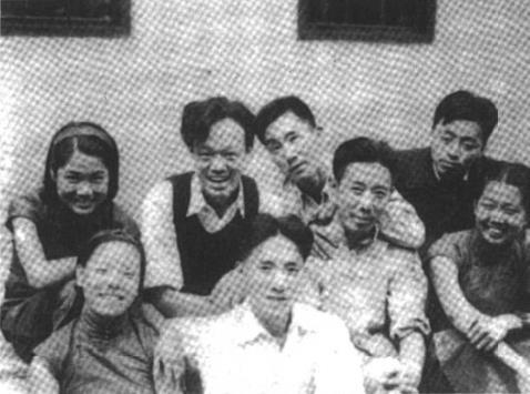 北平学生战地移动剧团主要成员。(1937年)
前排左起:胡述文、姚时晓、方深、张