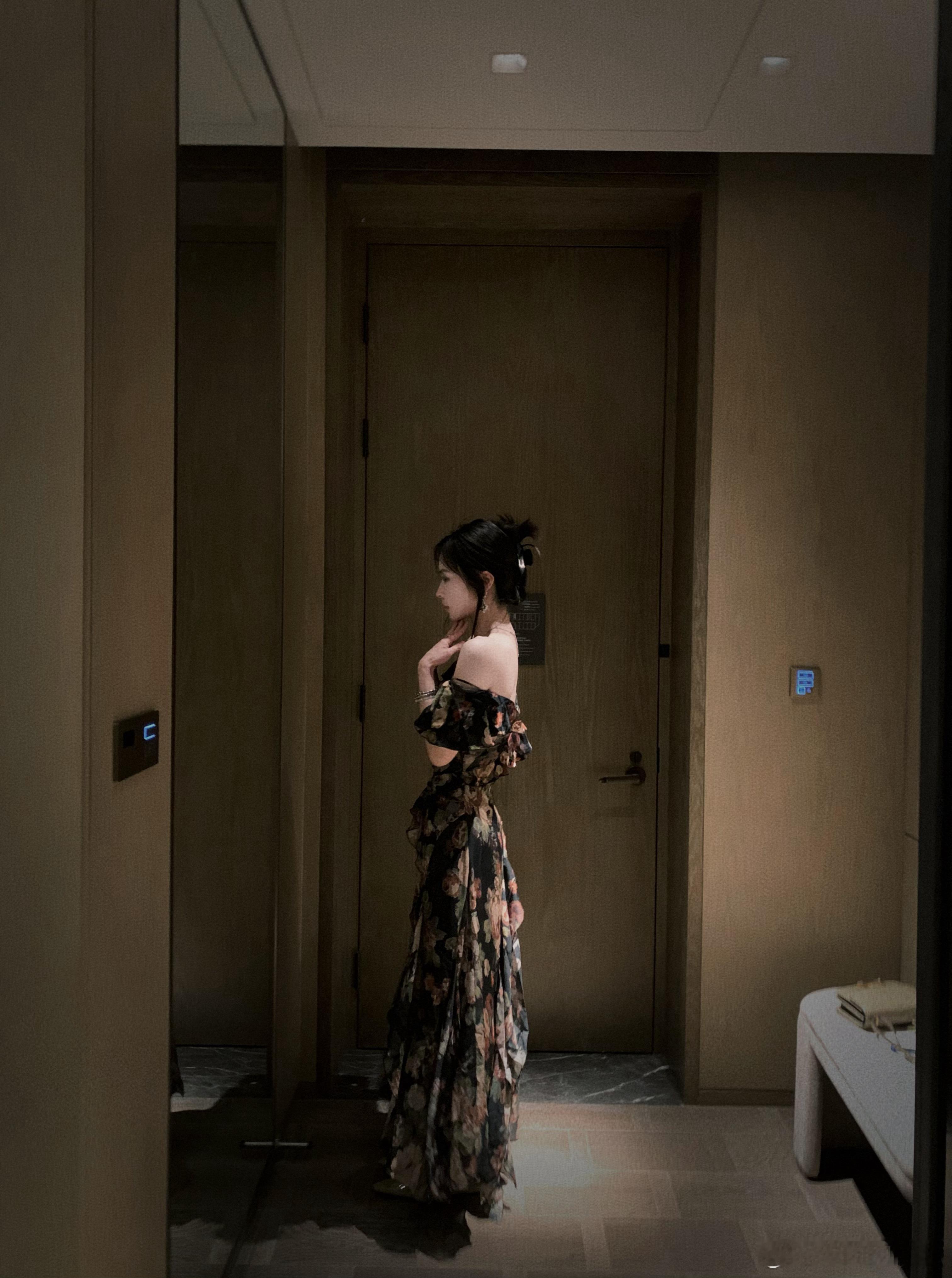 深圳带了点拿得出手的私服跟朋友聚会拍这件ootd的时候有个女生直通通迎面走来我以