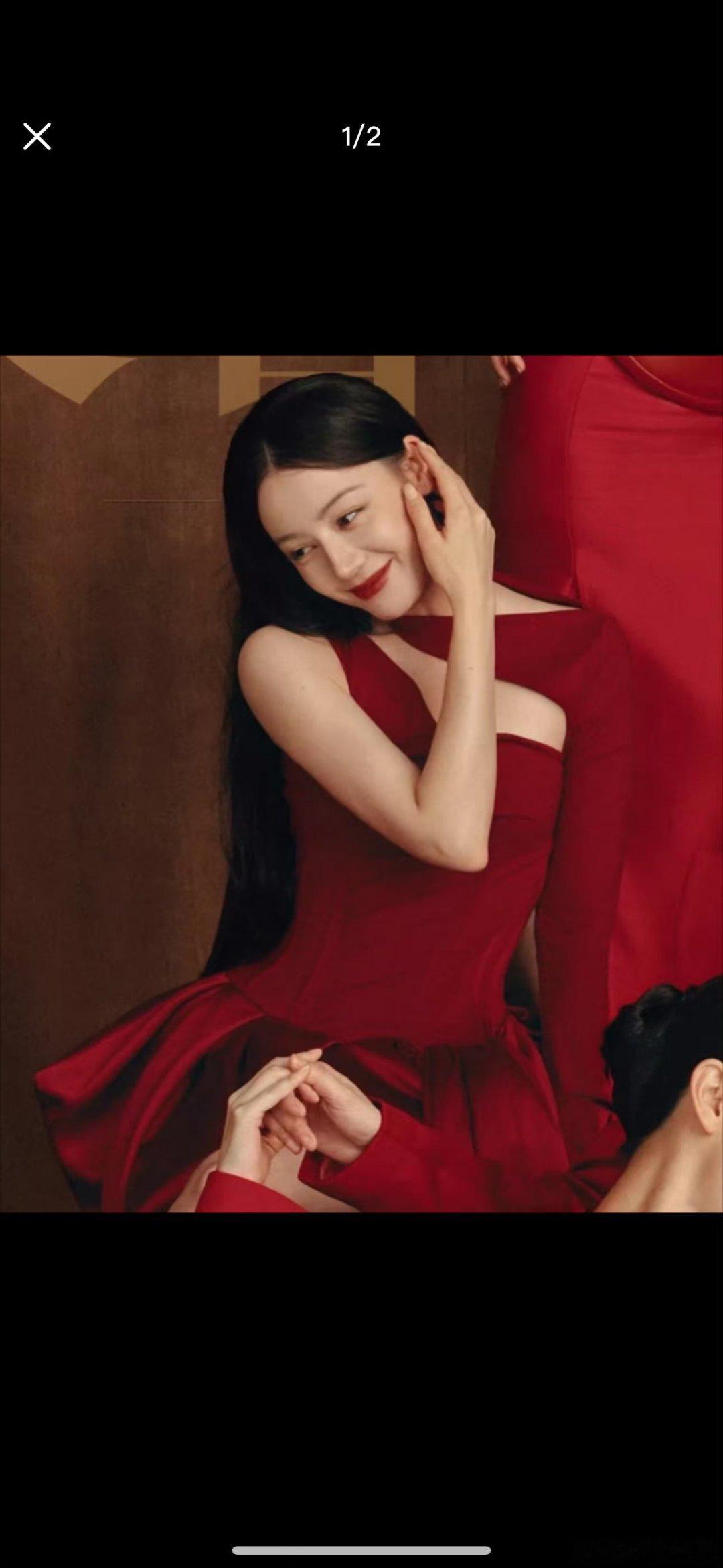 这个迪丽热巴怎么这么会拍pose 简直要被这个低头浅笑迷死了 ​​​