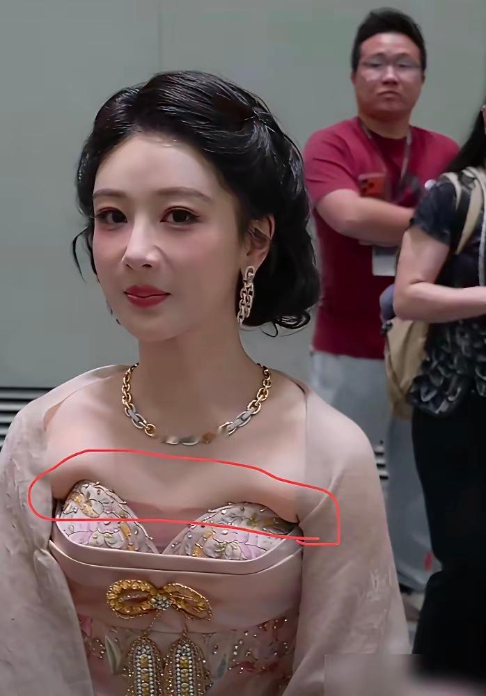 这就跟十八世纪欧洲女性穿的蓬蓬裙一样，都是对女性身体的酷刑，时尚就一定要牺牲舒适