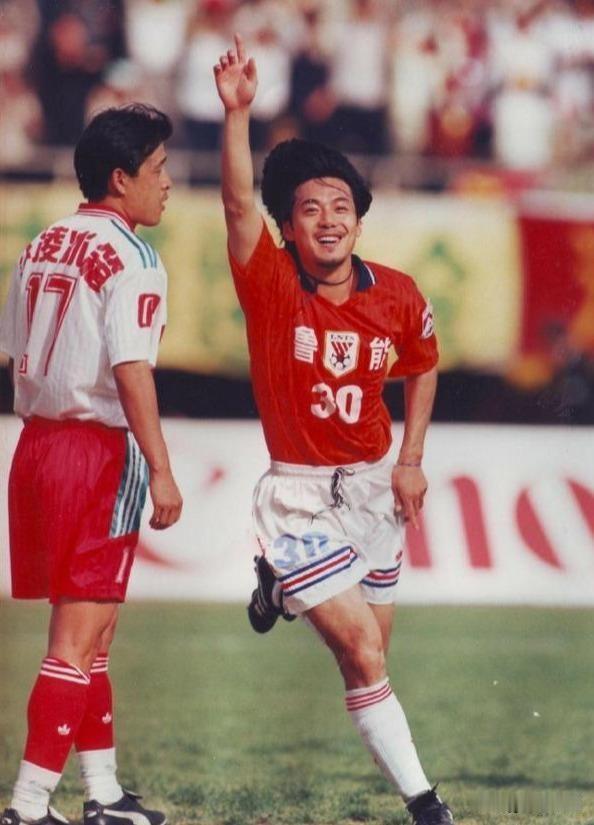 1998 年是鲁能泰山元年，韩国教头金正男挂帅，队史首位外援巴力斯塔登陆济南，从