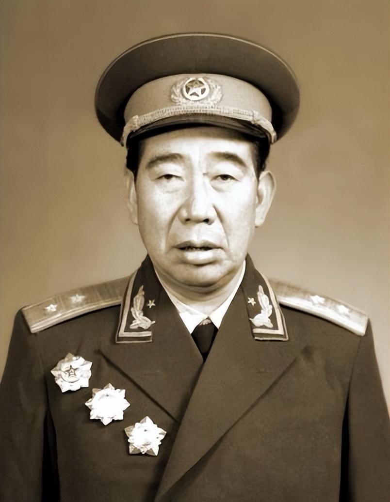 他愣在原地，自己竟是中将！他调任第二十一步兵学校校长，把收容连的带兵心得、清河的