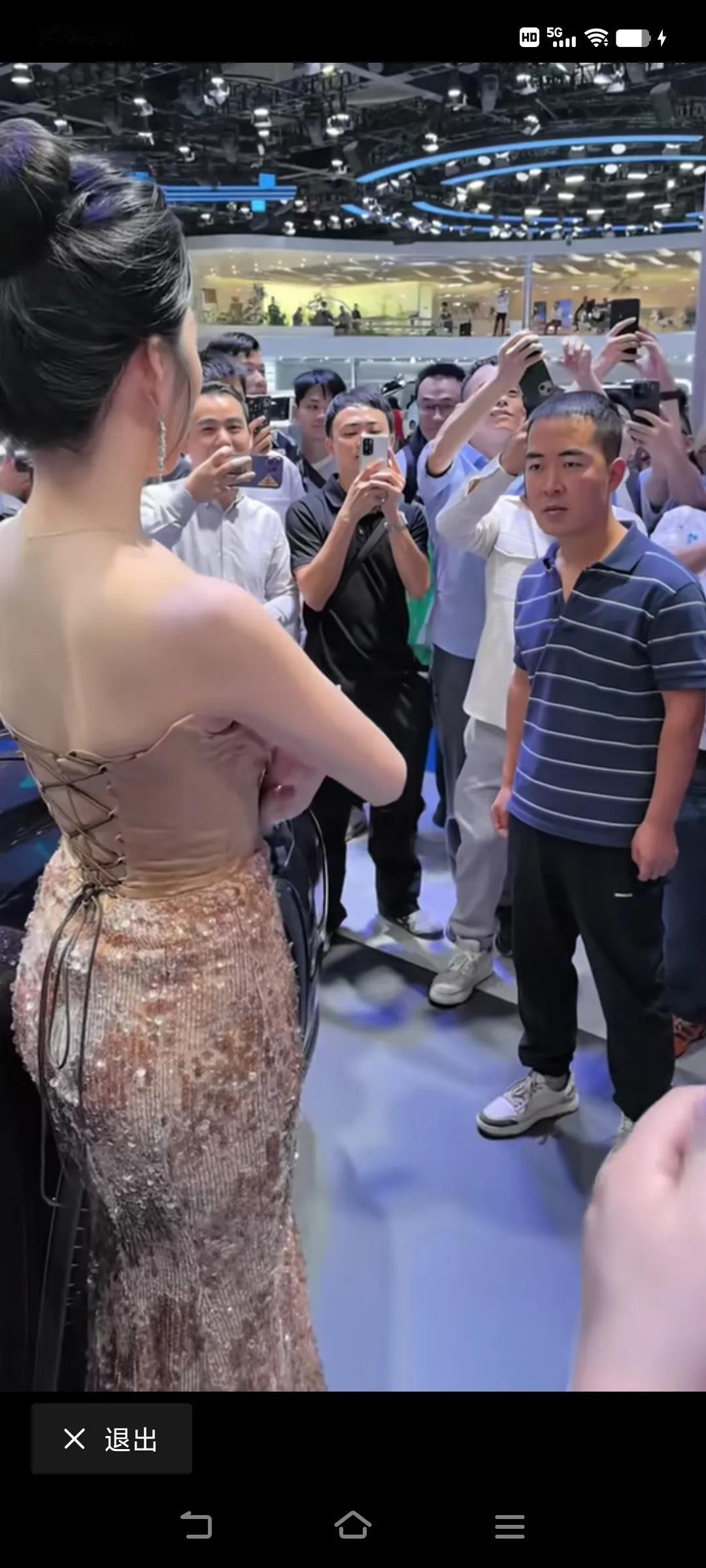 难怪条纹哥看🉐目不转睛，这位美女模特小姐姐的魔鬼身材也太吸引人了！这身材太好看