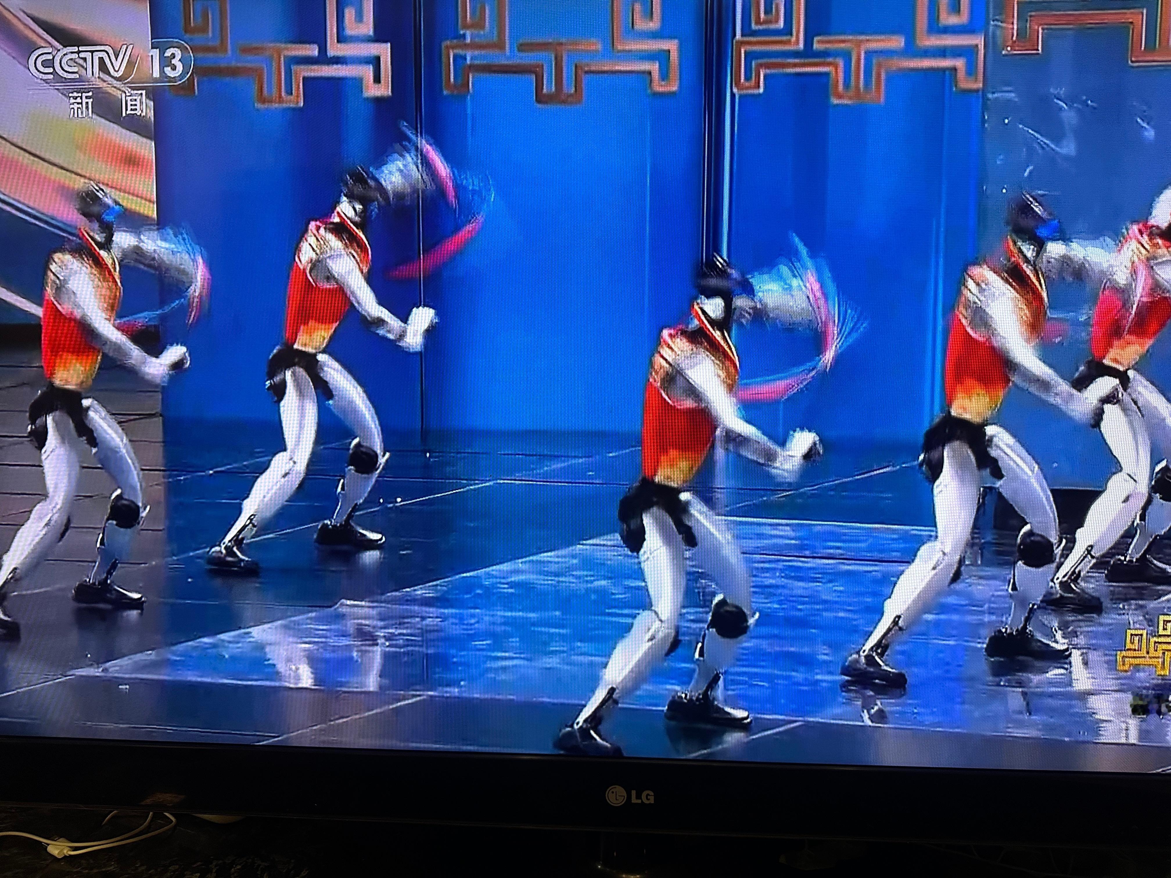 机器人全面入侵春晚从表演形态来看，机器人的应用已形成多场景、高精度的矩阵式布局。