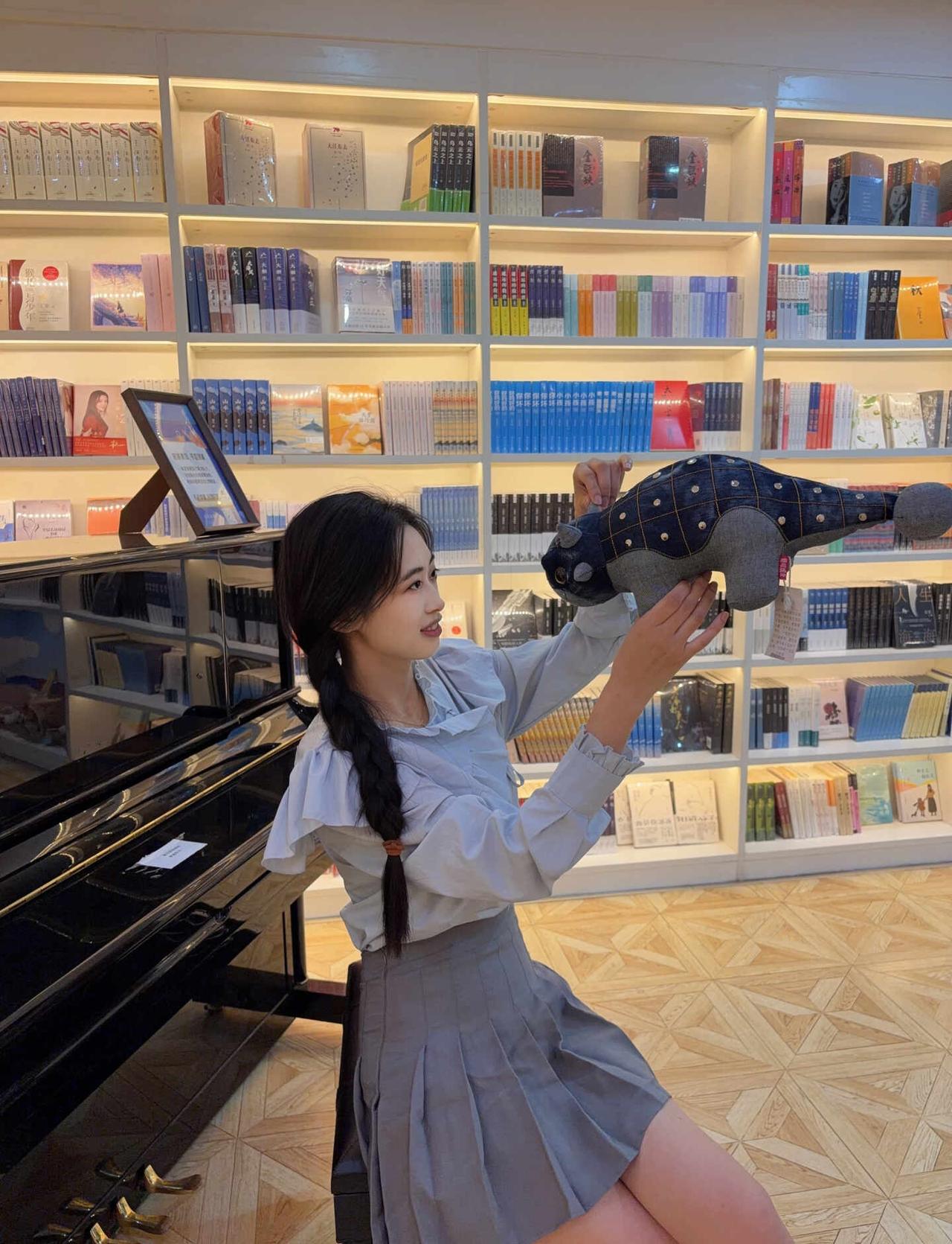 到书店就一定要举狗吗🩵
青岛栈桥书店
亮眼的Rosé标识旁，陈列着满满一柜文创
