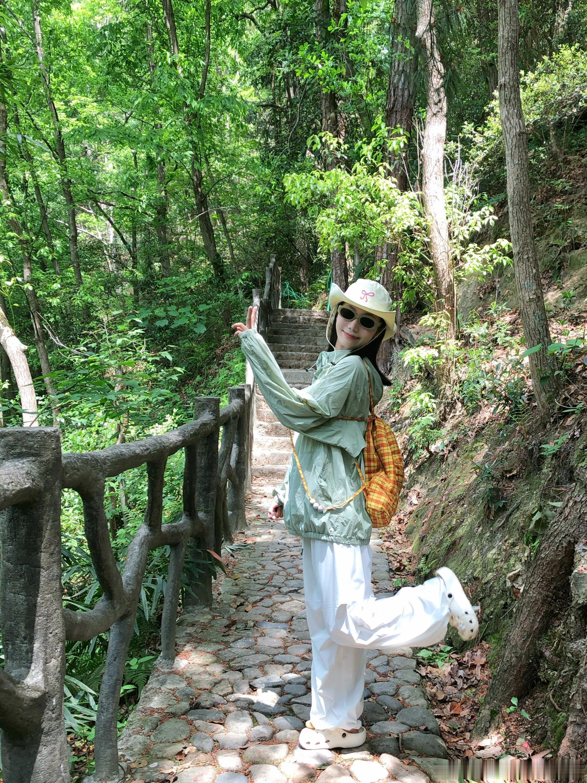 轻装去野！自然会撑你⛰️春天的山是被绿意灌满的石板路被阳光晒得暖乎乎风里全是树叶