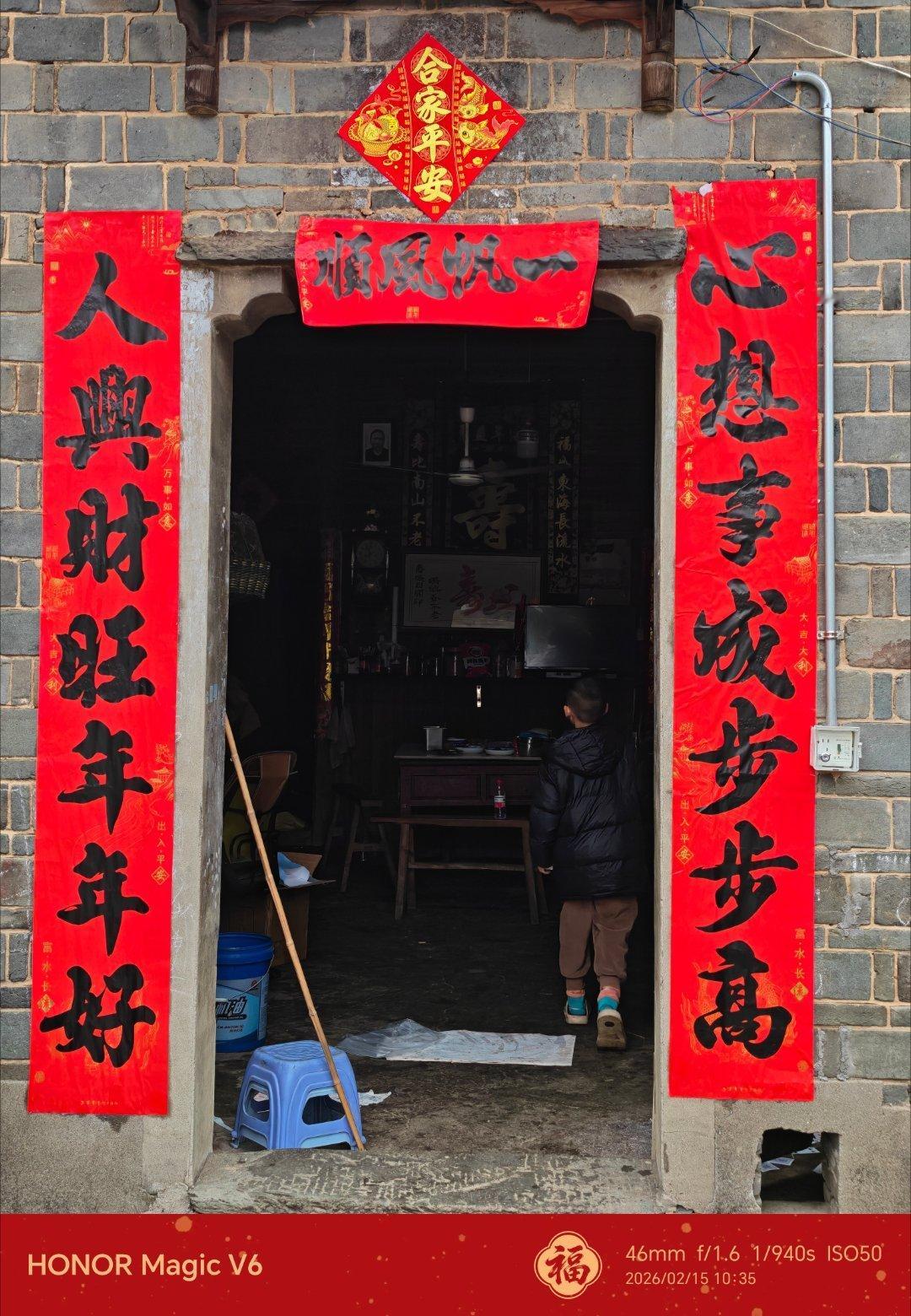 昨天他们就把屋子里都做了大扫除，也贴上了对联～今天就是除夕了，你们今晚的年夜饭准