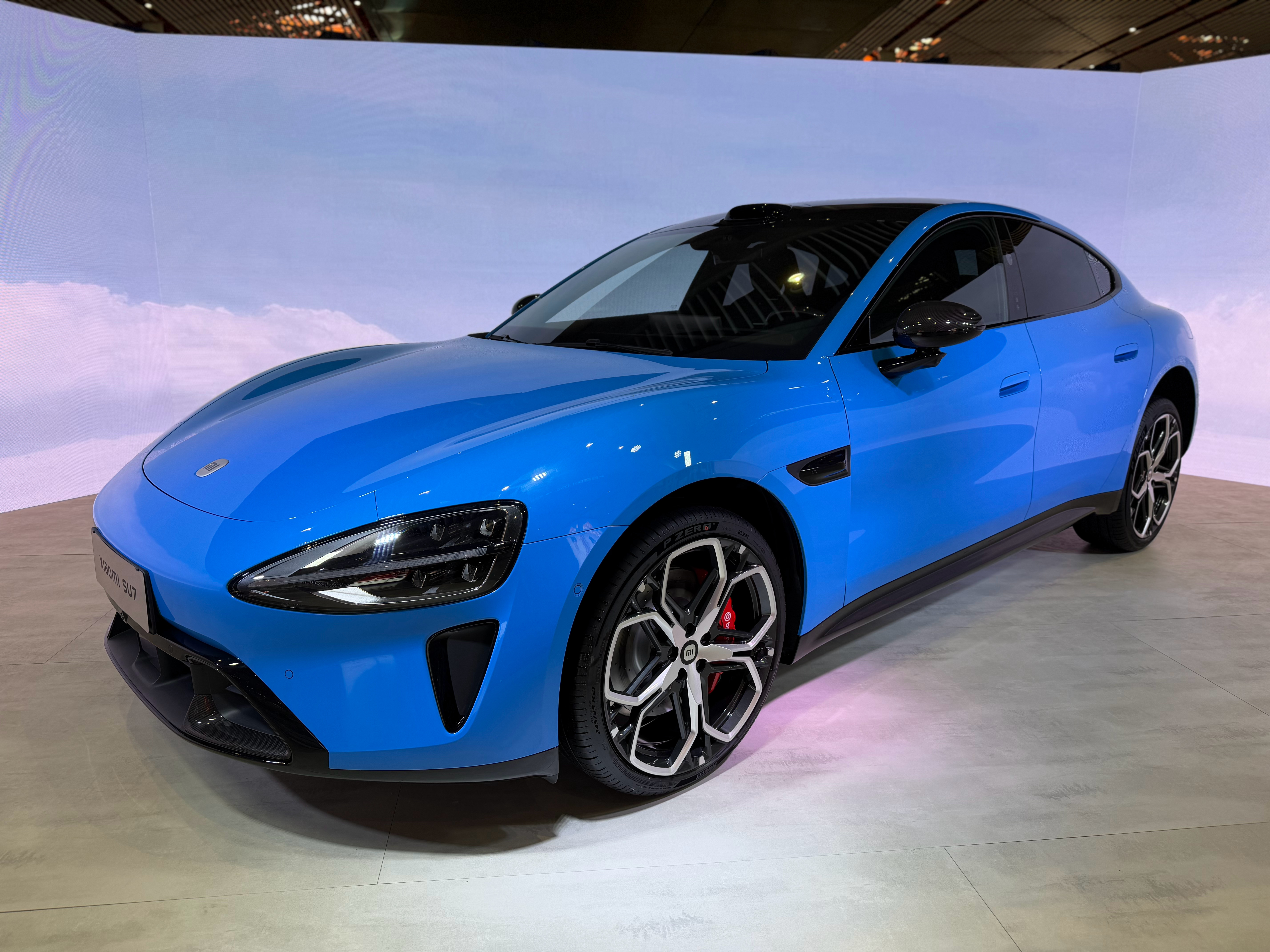 在首都机场看见了新一代小米SU7观看的人还不少，等了半天才等到没有人，只有车的s