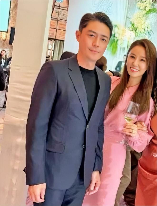 49岁林心如光脚跳舞太圈粉
11月28日，邱泽许玮甯补办婚礼，林心如携霍建华低调