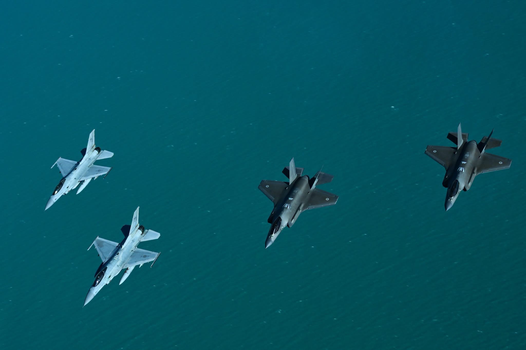 澳大利亚F35A和韩国KF16U同框空对空摄影今日肥电今日战隼军用飞机信息汇万蝶