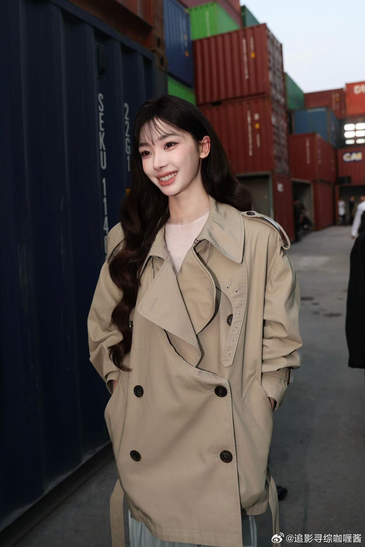 把易梦玲认成了柳智敏 最近好像很流行这种大波浪配刘海的发型，不止易梦玲柳智敏，a