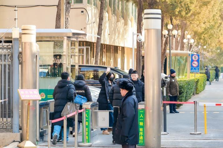 1月25日二次彩排现场，黄子弘凡、刘宇宁、欧阳娜娜等明星继续乘坐魏牌高山往返各个