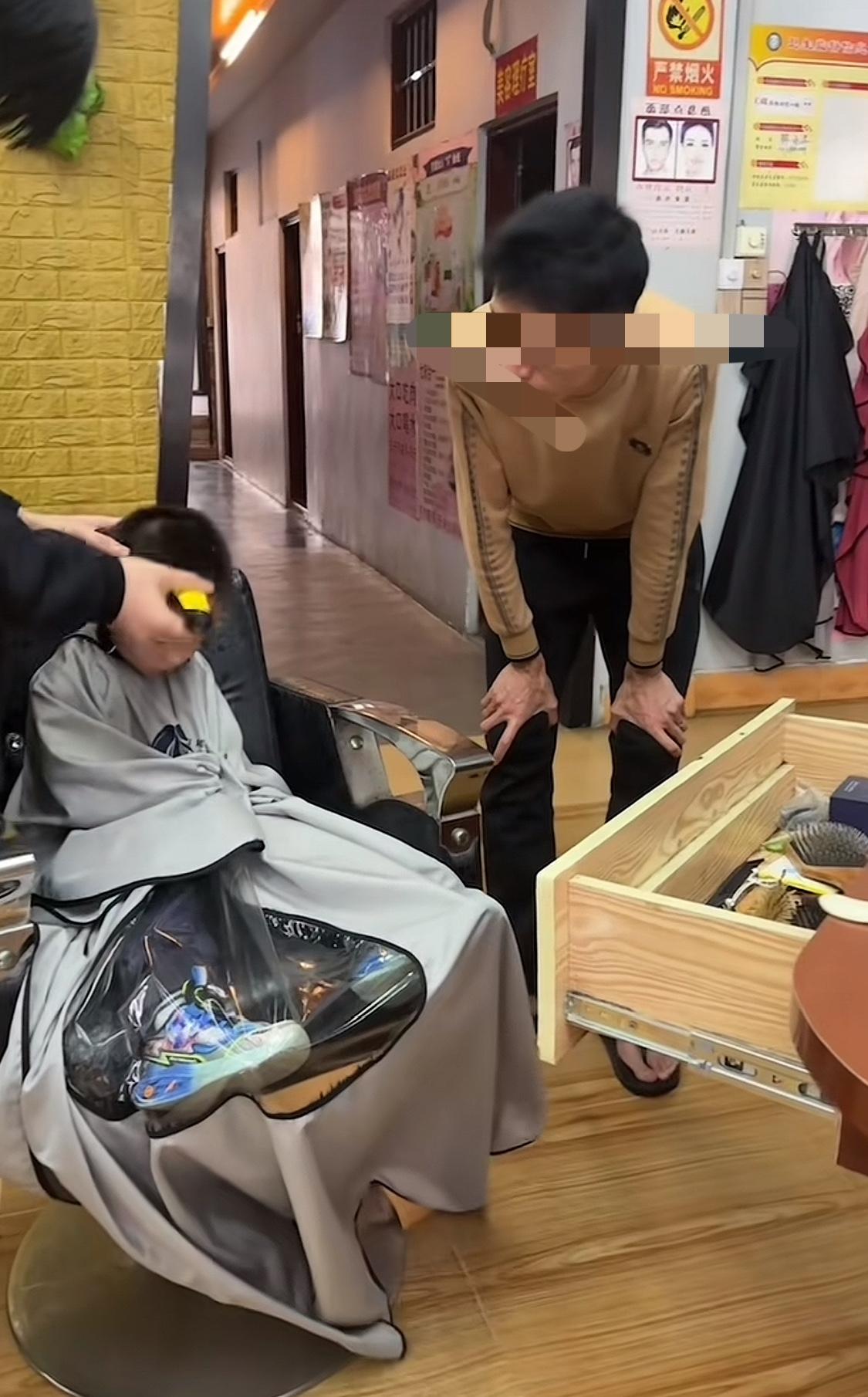 李鑫更新视频带儿子去剪头发，并晒出儿子的正面照，问大家儿子跟姑姑长的像嘛？还真的