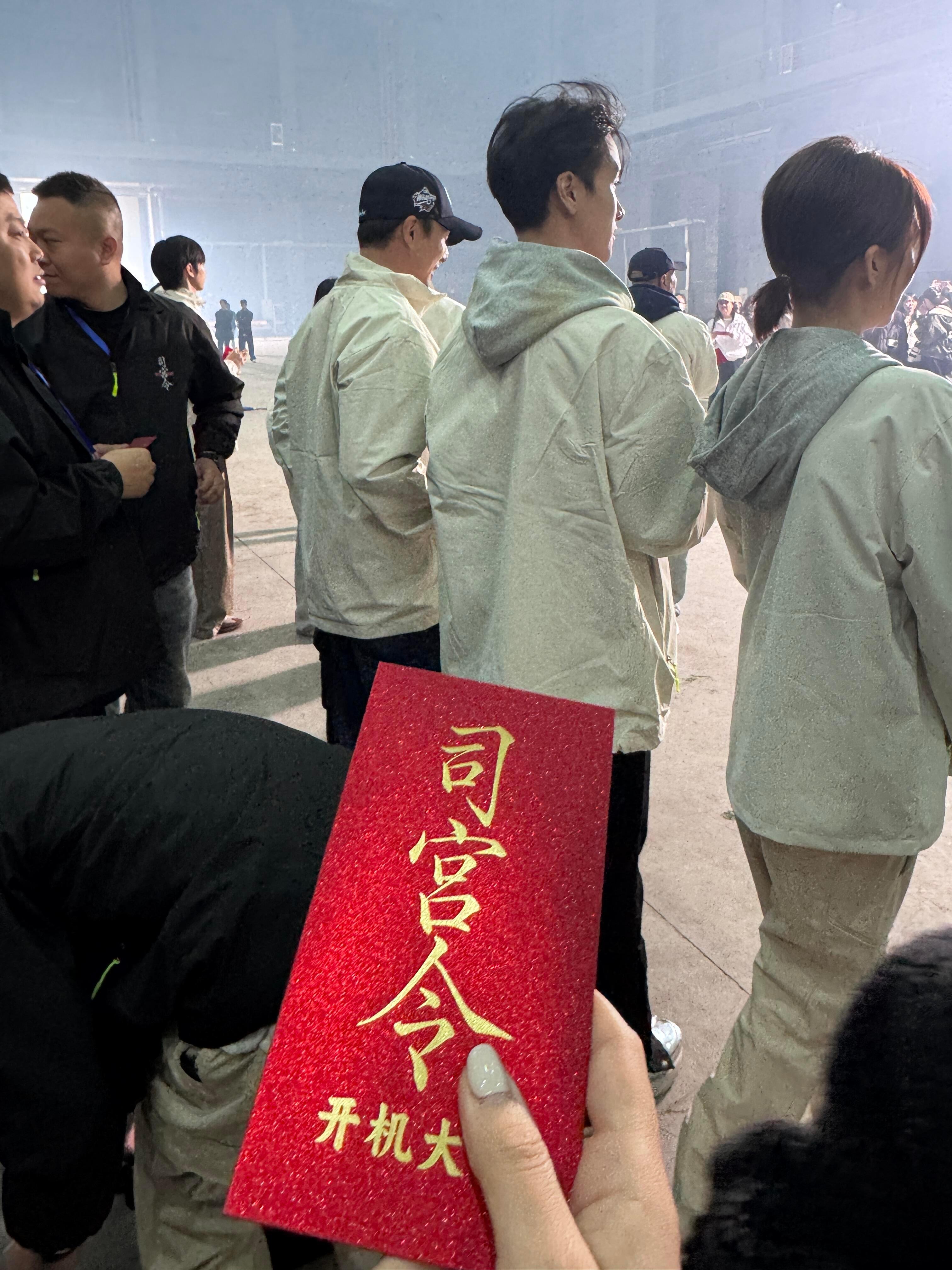 司宫令路透《司宫令》正式开机，丁禹兮宋祖儿简单的白衣上香也好绝，期待两人此次的古