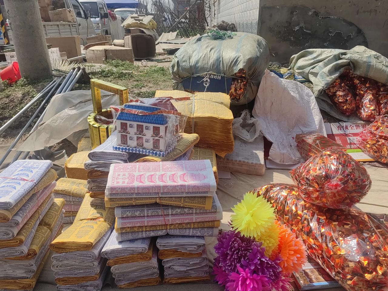 在我们河间有个风俗，出了嫁的闺女要是给父母上坟烧低，必须要赶在清明节之前。
家里