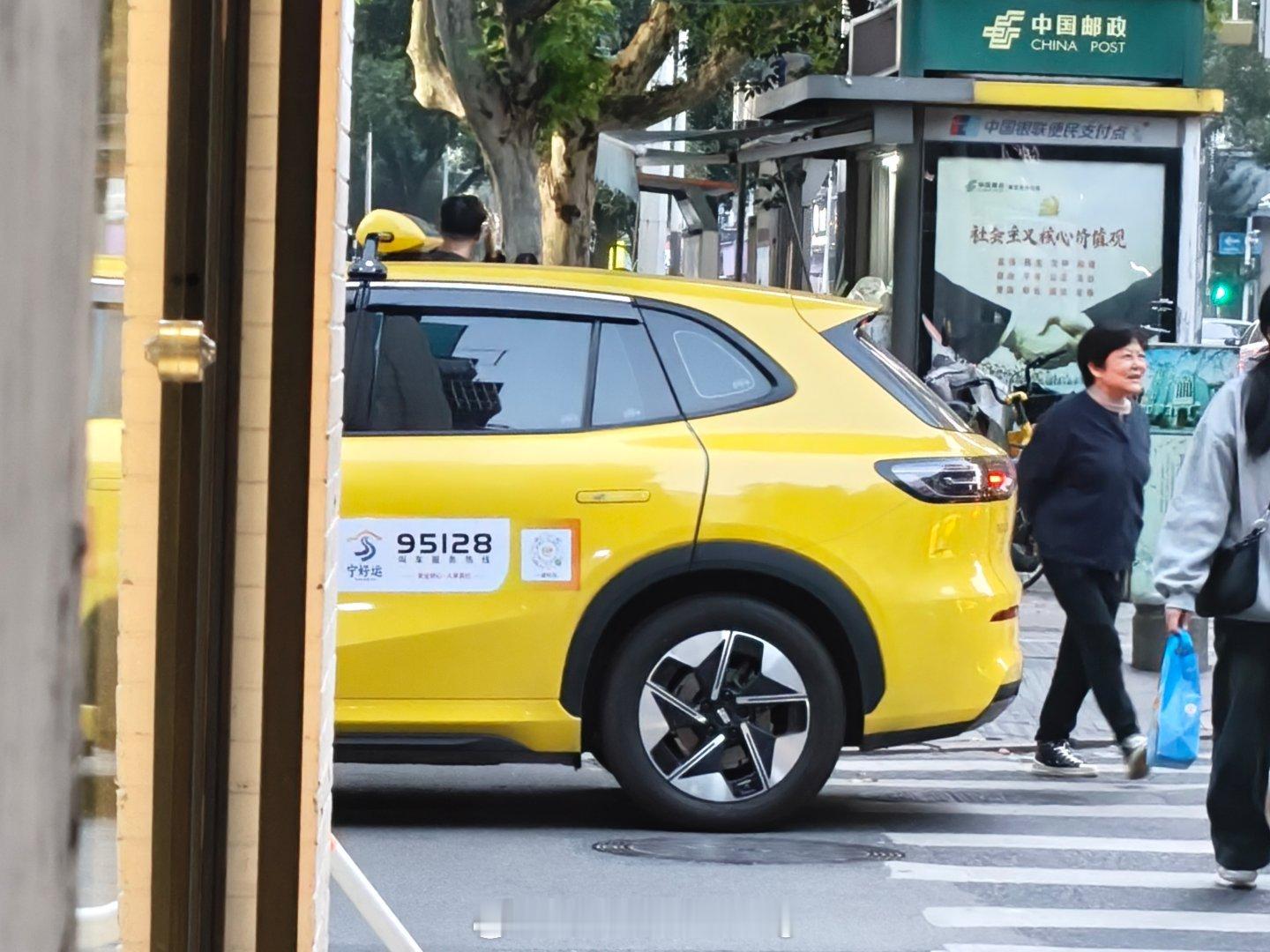 嘿 我市竟然也有银河E5的出租了，这车的后排还挺适合干这个