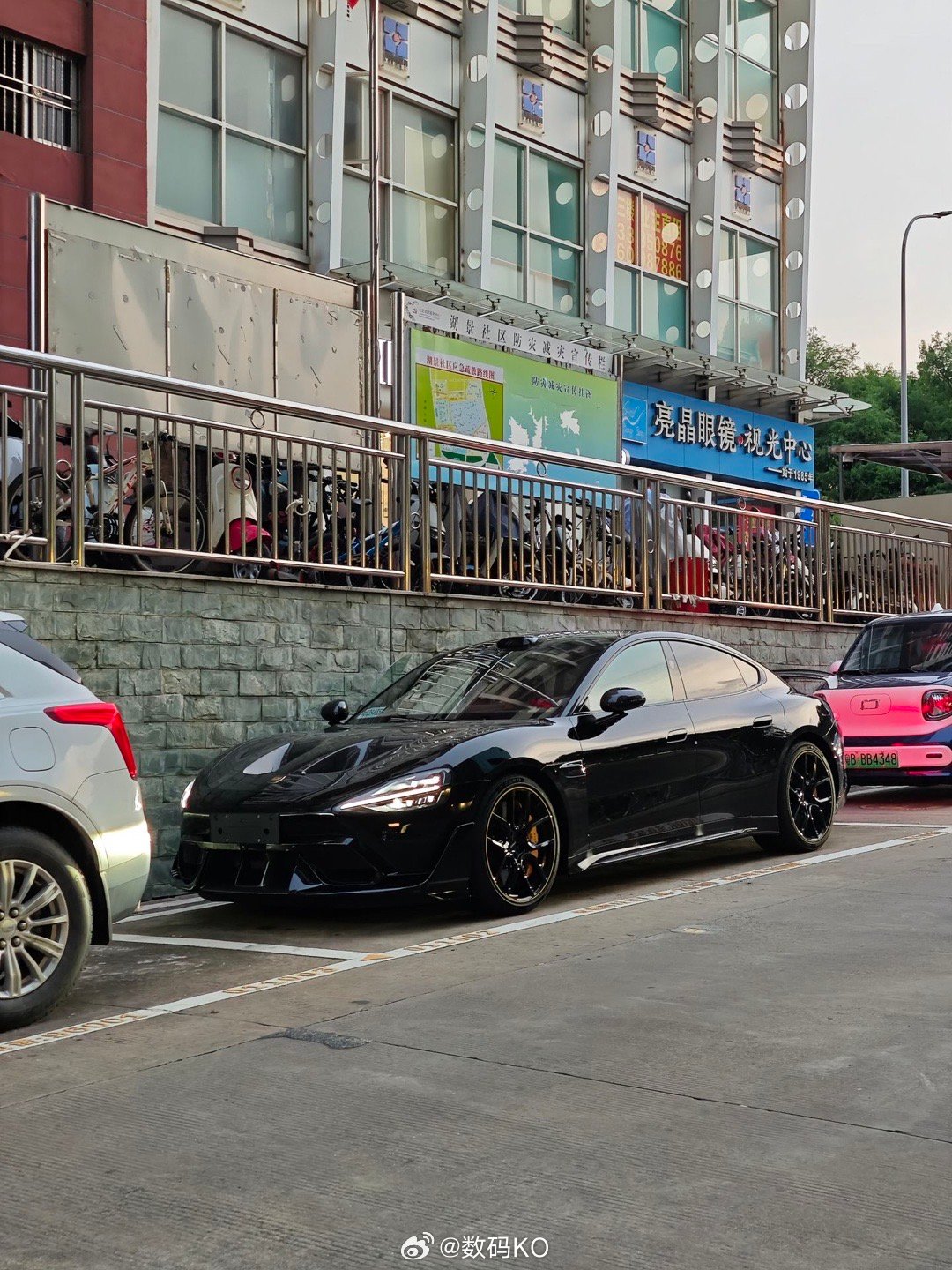 小米su7Ultra黑色挖孔，是真的帅。 ​​​