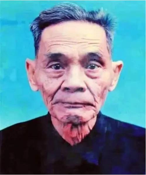 1988年，在台湾潜伏42年的地下党利用假身份回到了大陆。到家后，他才知道当年新