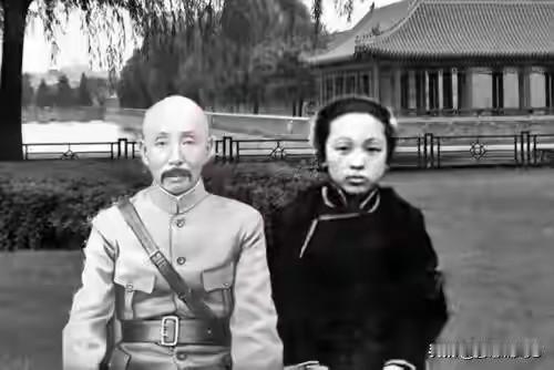 38岁的原配赵春桂，最后一口气咽下时，眼睛还望着门口的方向，手里紧紧攥着当年他送