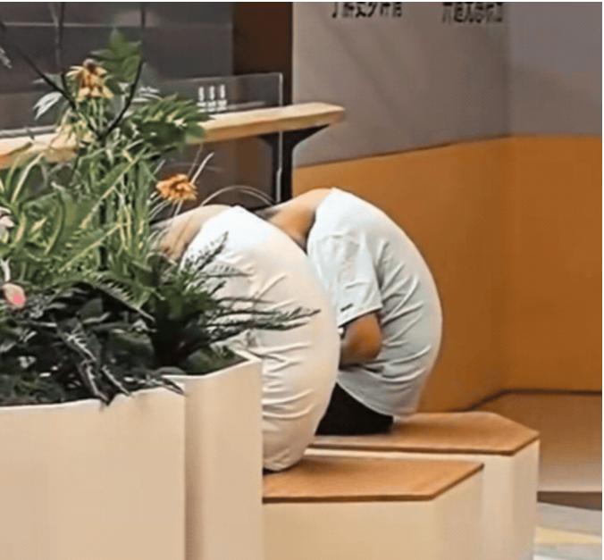 “彻底废了！”山东，一名女子逛商场，看到不远处有两个男孩低着头不知道在干什么，于